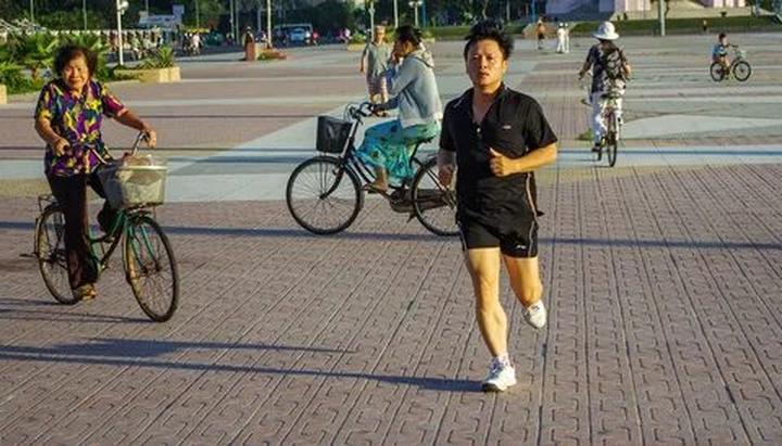 Blouse tay phồng quá đà: Tay phồng quá to dễ khiến tổng thể trông nặng nề, thay vào